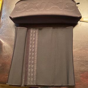Skims black waist trainer size xl. Never worn.